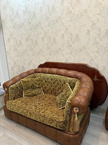 Klassik üslubda, 2 nəfərlik, yumşaq oturacaqlı kreslo-divan. -