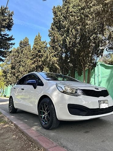 opel f astra: Kia Rio: 1.4 l | 2013 il Sedan — 4