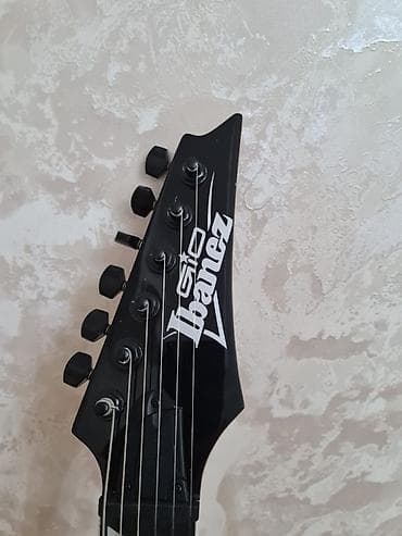 gitara aksesuar: Ibanez elektrik gitara – RG seriyası üslubunda, mat qara rəng. Gitara — 3
