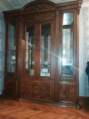 şuşə vitrin: Şüşəli dolab vitrini, Ünvandan götürmə — 1