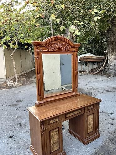 güzgülü kamotlar: Klassik üslubda taxtadan hazırlanmış güzgülü makiyaj/komod masası - — 1