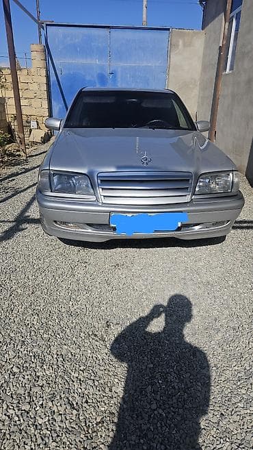 mercedes s 320: Mercedes‑Benz sedan Xüsusiyyətlər: - Kuzov: sedan, gümüşü rəng - — 8