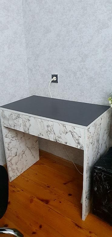 reseption masa: Yazi masasi
Ölçü: 80×45 cm
Yaxşi vəziyyətdədir — 1