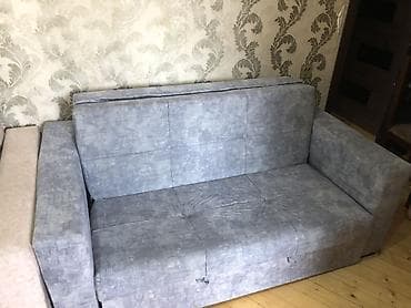 Mebel: Gri rəngdə, iki nəfərlik kompakt divan. Yumşaq oturacaq və bel hissəsi — 3