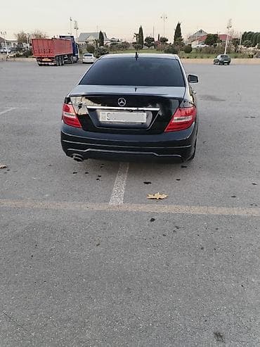 mersedes 2 2: Mercedes-Benz C-Class sedan (C250), qara rəng 🚘🚘 Xüsusiyyətlər:2014 cu — 4