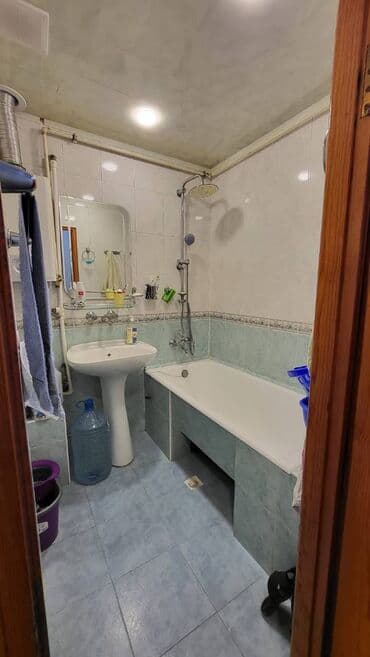 evler bineqedide: Bakı, 3 otaqlı, Köhnə tikili, m. Xalqlar Dostluğu, 80 kv. m — 16