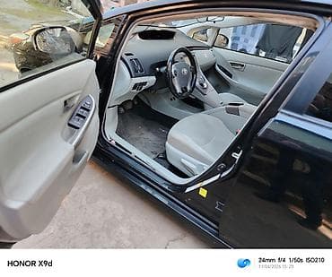 toyota prius c: Toyota Prius, qara rəng, hibrid. Kuzov liftback. Arxa hissədə “Prius” — 10