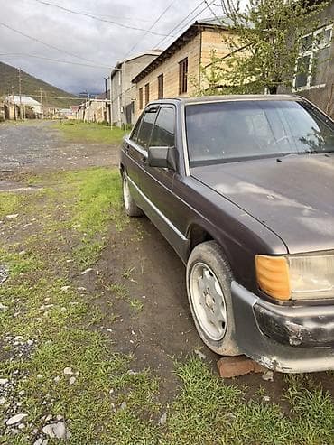 volkswagen tiguan ii: Mercedes-Benz 190 (W201) sedan - Kuzov: 4 qapılı sedan, qara rəngdə — 4