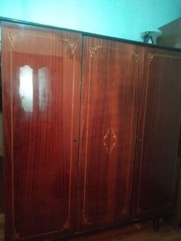 Ferrari: Hündürlüyü 1,80 ; eni 1,60 ; derinliyi 58 :qiyməti 250 man — 3