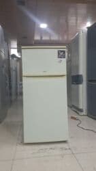 İki qapılı soyuducu - Üst hissədə dondurucu bölmə, içəridə bir rəf -