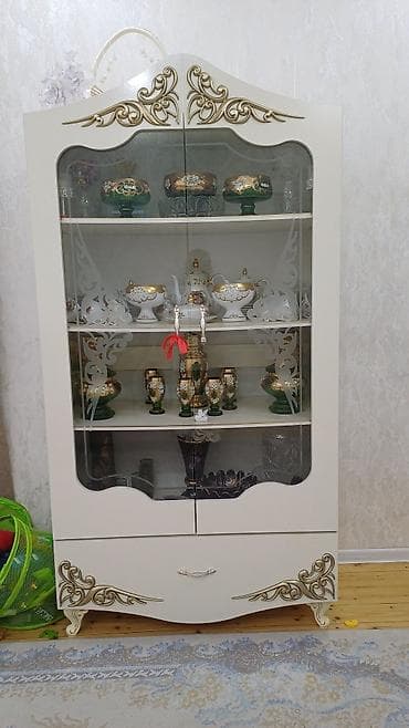 Klassik üslubda vitrin-bufet - Rəng: krem/ivory tonlarında, qızılı