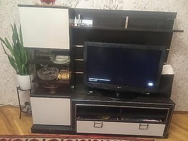 Düz TV altlığı, Polkalı, Laminat