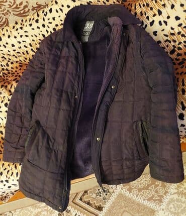 Kişi kurtkasi. Uzunlugu 82 sm, çiyinler arasi 54-55 smdir. İçi