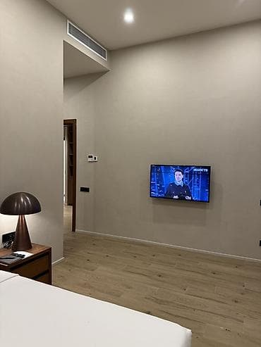 sumqayitda ev: - Açıq planlı qonaq otağı: geniş pəncərə, işıqlı tavan spotları, taxta — 7