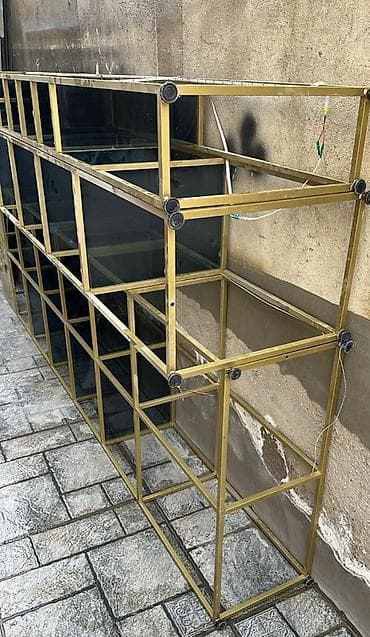 vitrin stend: Dəmir karkaslı, arxası işıqlı şüşə vitrin. Hündürlük:3m eni:60 sm — 3