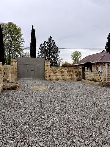 1 gunluk kiraye evler: Bərdə şəhər sənaye küçəsi tam yol kənarında. 6.5 sotda yerdən — 1