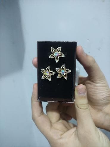 halqa sirgalar: Qızılı rəngli çiçək formalı bəzək dəsti - Üzük və sırğalardan ibarət — 2