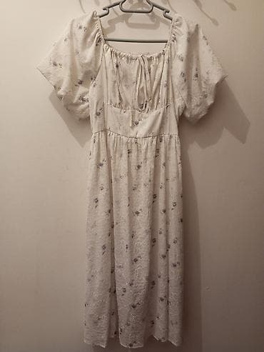 Ağ rəngdə, bənövşəyi çiçək naxışlı yay donu. - Model: midi uzunluq — 8