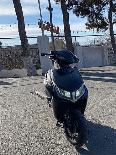 Şəhər içi sürüş üçün kompakt skuter/moped. Xüsusiyyətlər: - Korpus