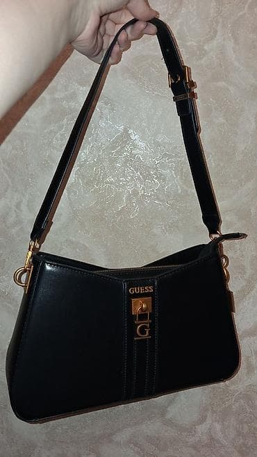 GUESS qadın çiyn çantası - Rəng: qara - Material: hamar teksturalı