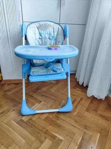 qidalandırmaq üçün uşaq stul yelləncək: Uşaq yemək stulu – mavi/ağ rəngdə, metal ayaqlı təkərlidir. masa çıxır — 2