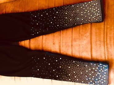 Tezedi geyinilmeyib. M-L razmer. zerli pariltili lasin. realda daxa