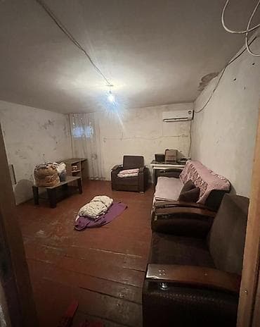 Qarajlar: Satılır: 1 otaqlı zirzəmi tipli sahə Xüsusiyyətlər: - Tek otaqlı — 3