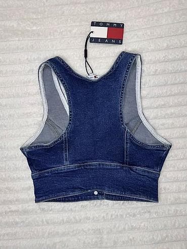 Tommy Jeans qadın denim top - Model: denim crop-top, V-yaxa, qolsuz - — 2