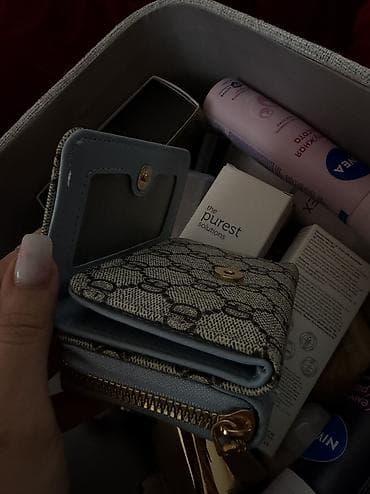 pulqabi: Kaşlok 5 Aznsondakı pembe çanta 20 azn tezedir digerleri 10 azn her — 10