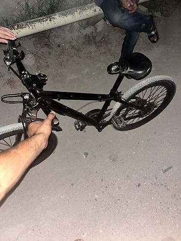 Şəhər və yüngül off-road üçün universal velosiped - Rəng: qara -