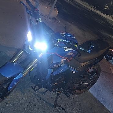cruz disk teker: Motosiklet – şəhər üçün naked/street tipli, mavi-qara rəng sxemi ilə — 3