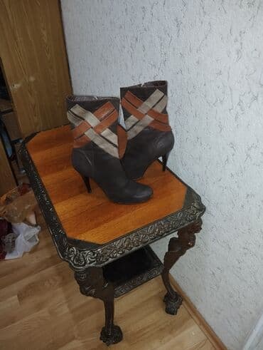 женские демисезонные полусапожки: Qadınlar üçün zərif qısa çəkmələr (ayaq biləyi boyu). - Rəng: tünd — 1