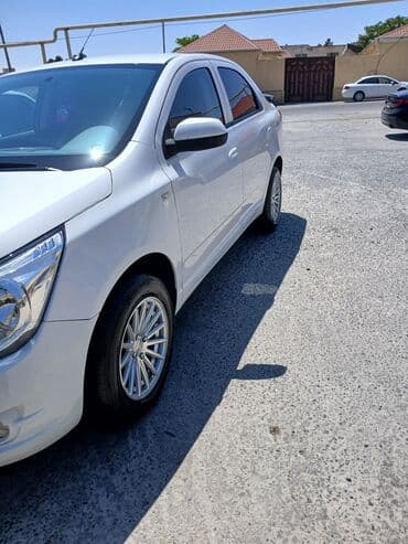 Yağlar və avtokimyəvi maddələr: Chevrolet Cobalt, ağ rəng, sedan gövdə. Xüsusiyyətlər: - Avtomat — 9