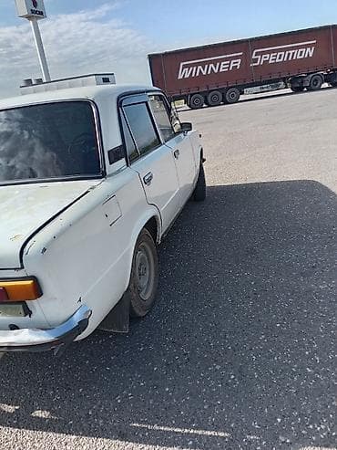 ağ niva: VAZ 2101 “Jiquli” sedan - Kuzov: klassik 4 qapılı sedan, ağ rəng - Ön — 3