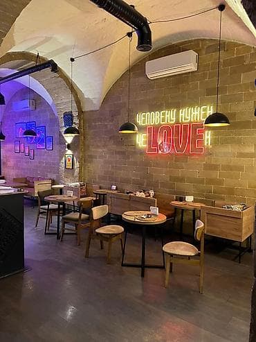 hövsan obyekt: Sahil metrosnun yaninda əsas kücədə insanlarin ən pik six olduqj bir — 2