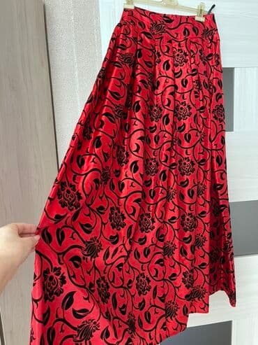çiçəkli ətəklər: Qırmızı-qara naxışlı ətək - Model: uzun, A-kesim, geniş axıcı siluet — 1
