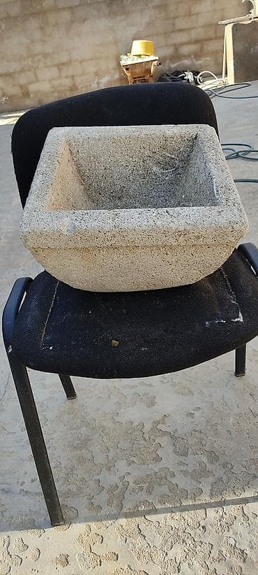 çilədağı bitkisi rus dilində: Beton dekorativ küp/üstlük daş su süzən daş yaxşı vəziyyətdədir.ünvan — 2
