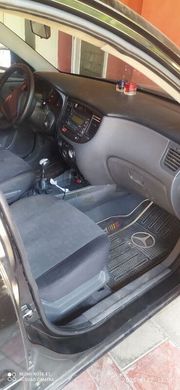 последующий выкуп авто бишкеке: Qara rəngdə olan Kia Rio avtomobili. Bu model şəhər daxilində rahat — 14