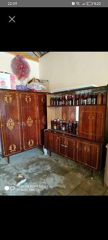qızıl beşlik: – vitrinli bufet - Material: taxta/şpon, klassik parlaq lak örtük - — 1