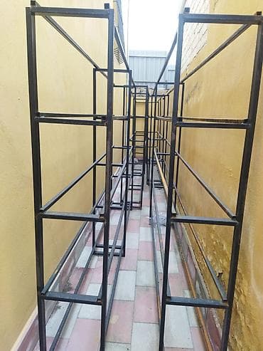 Digər biznes avadanlığı: Maqaza vitrini satilir 20 lik profilnen islenib. 15m 30 sm polkalar — 2