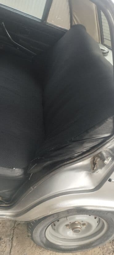 4 fəsil təkərlər: Avtomobil: Lada (VAZ) “klassik” sedan Kuzov: 4 qapı, gümüşü rəng — 7