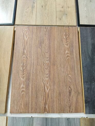 Ağac naxışlı laminat döşəmə paneli. Bu panel, ev və ya ofis