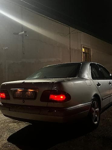 Mercedes-Benz E 320: 3.2 l | 1996 il Sedan — 4