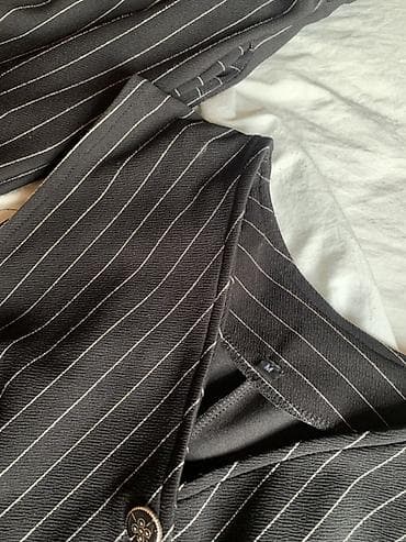 ağ qadın kostyumları: Qadınlar üçün zolaqlı iki hissəli dəst - Rəng: qara, incə ağ şaquli — 2