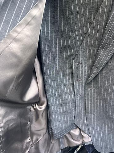 paltar kisi: Klassik kişi kostyumu – boz rəngdə, incə ağ şaquli zolaqlı “pinstripe” — 4