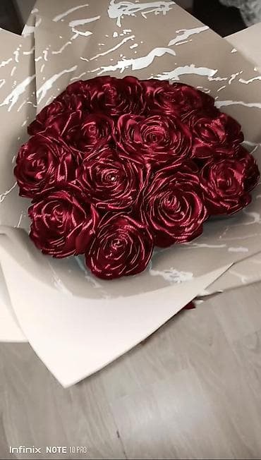 1 kub taxta: Bordo rəngli atlas güllərdən hazırlanmış buket - Material: parlaq — 3