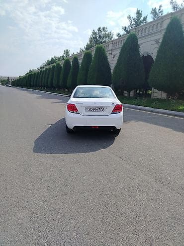 suse balon: Ağ rəngli sedan avtomobil Xüsusiyyətlər: - Gövdə: 4 qapılı sedan, ağ — 2