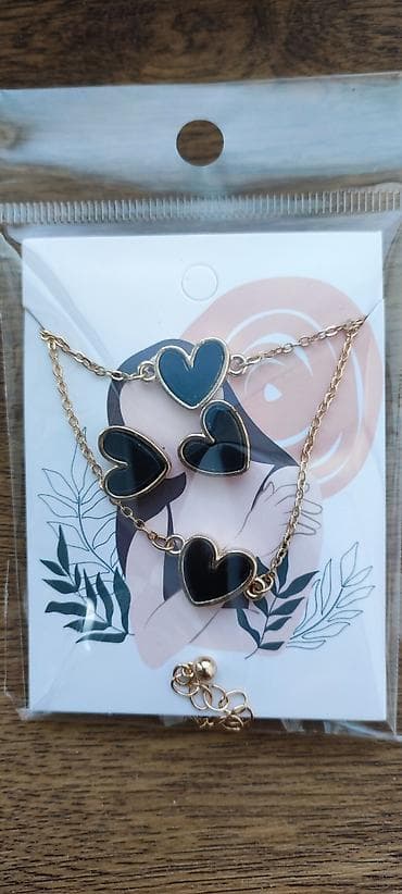 Qolbaq – qara ürək bəzəkli, qızılı rəng zəncir sırğa və bilərzik. - lalafo.az -da Qolbaq – qara ürək bəzəkli, qızılı rəng zəncir sırğa və bilərzik. -