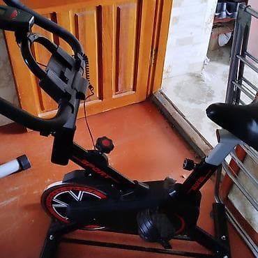 Qara rəngdə, qırmızı aksentləri olan "Sport" markalı velotrenajor — 1