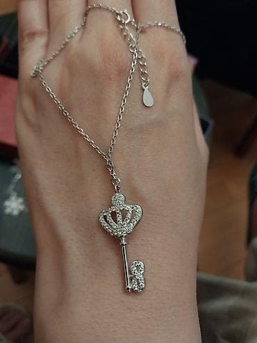 Gümüş rəngli zəncirli boyunbağı – açar formalı kulonla - Zərif, parlaq